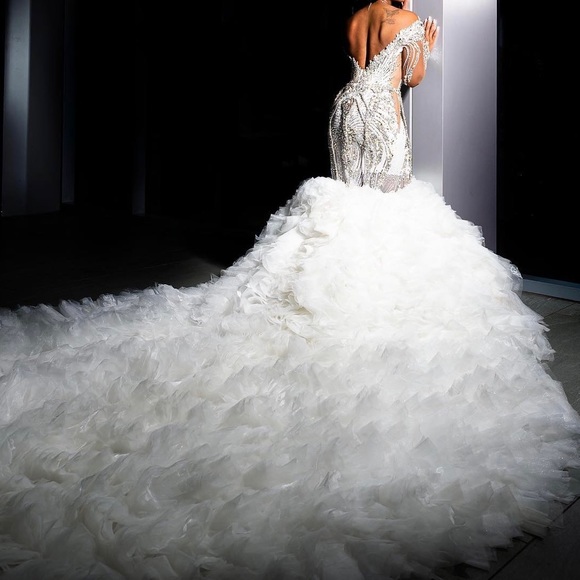 Leo Almodal Custom Wedding Gown - Picture 3 of 9